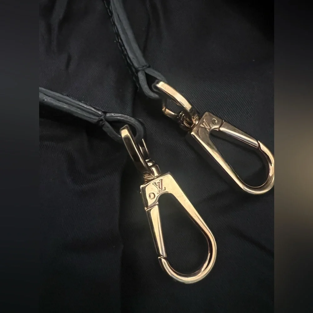 Louis Vuitton Montaigne MM Leather Handbag with Strap - Picture 8 of 14